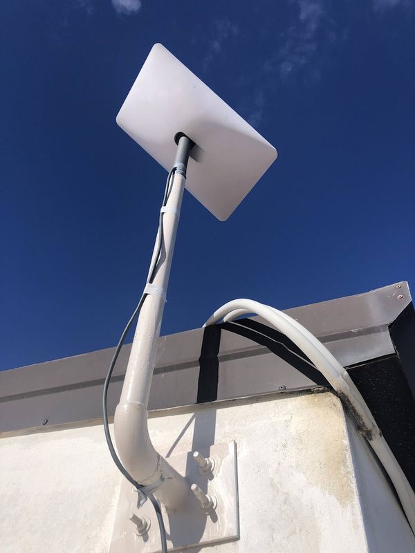 Antenna Starlink fissata su staffa e orientata verso il cielo aperto, installazione professionale in Calabria