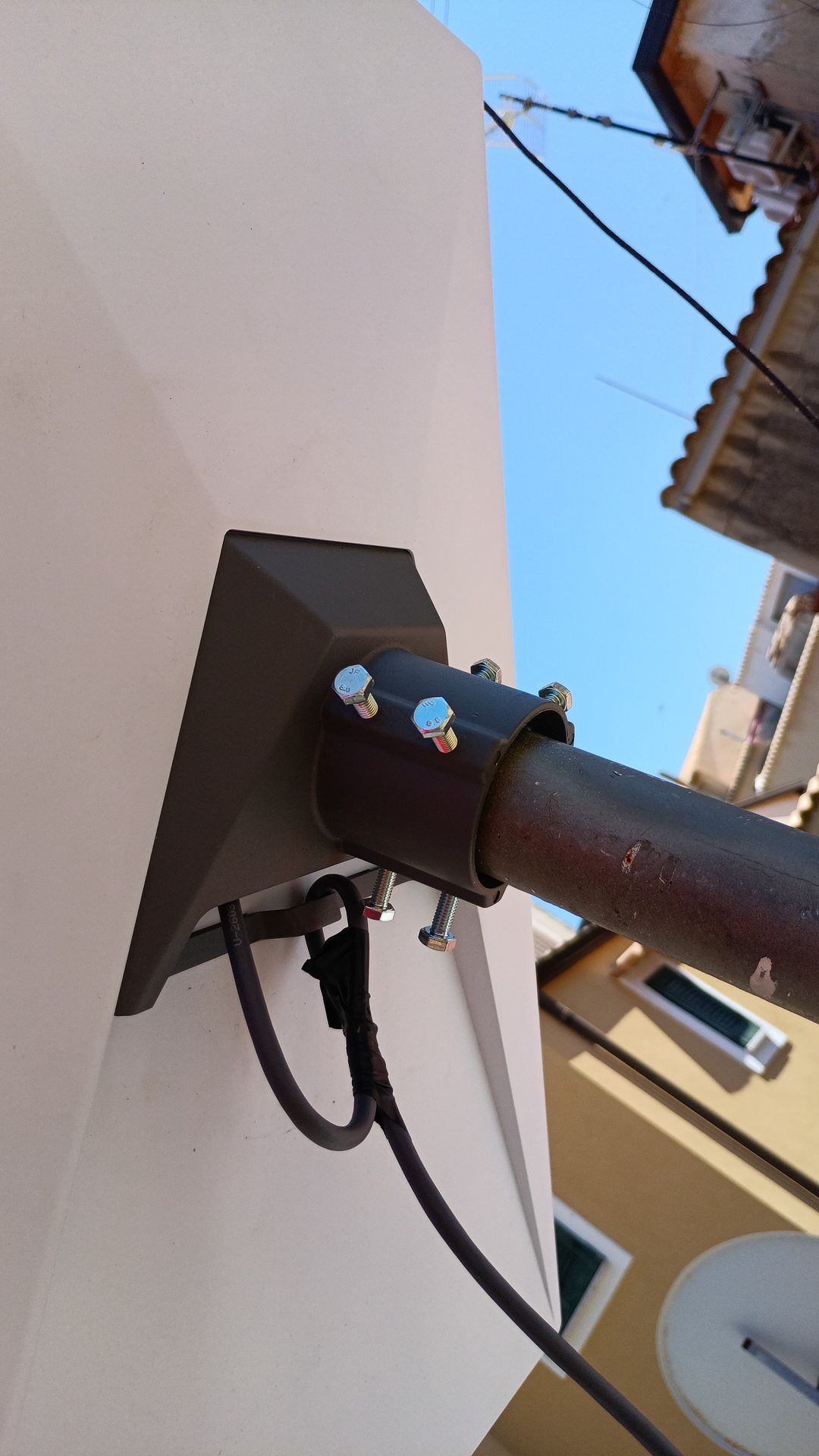 Fissaggio dell'antenna Starlink sul palo di supporto