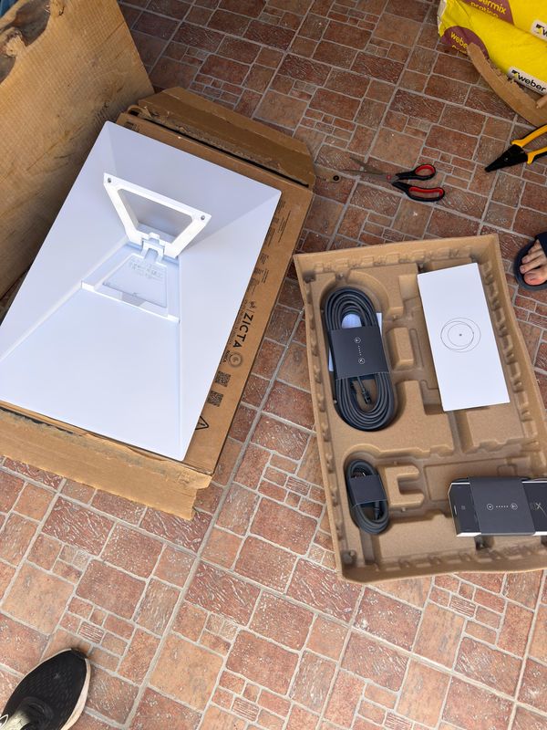 Kit Starlink appena consegnato dal corriere, pronto per il montaggio professionale in Calabria