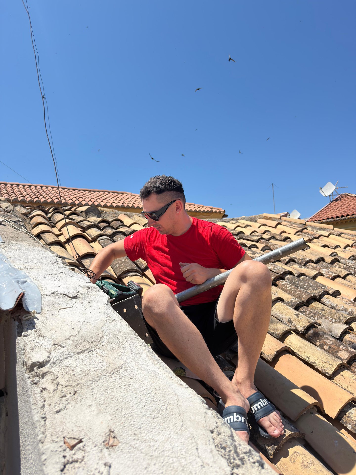 Montaggio del palo di supporto per l'antenna Starlink sul tetto