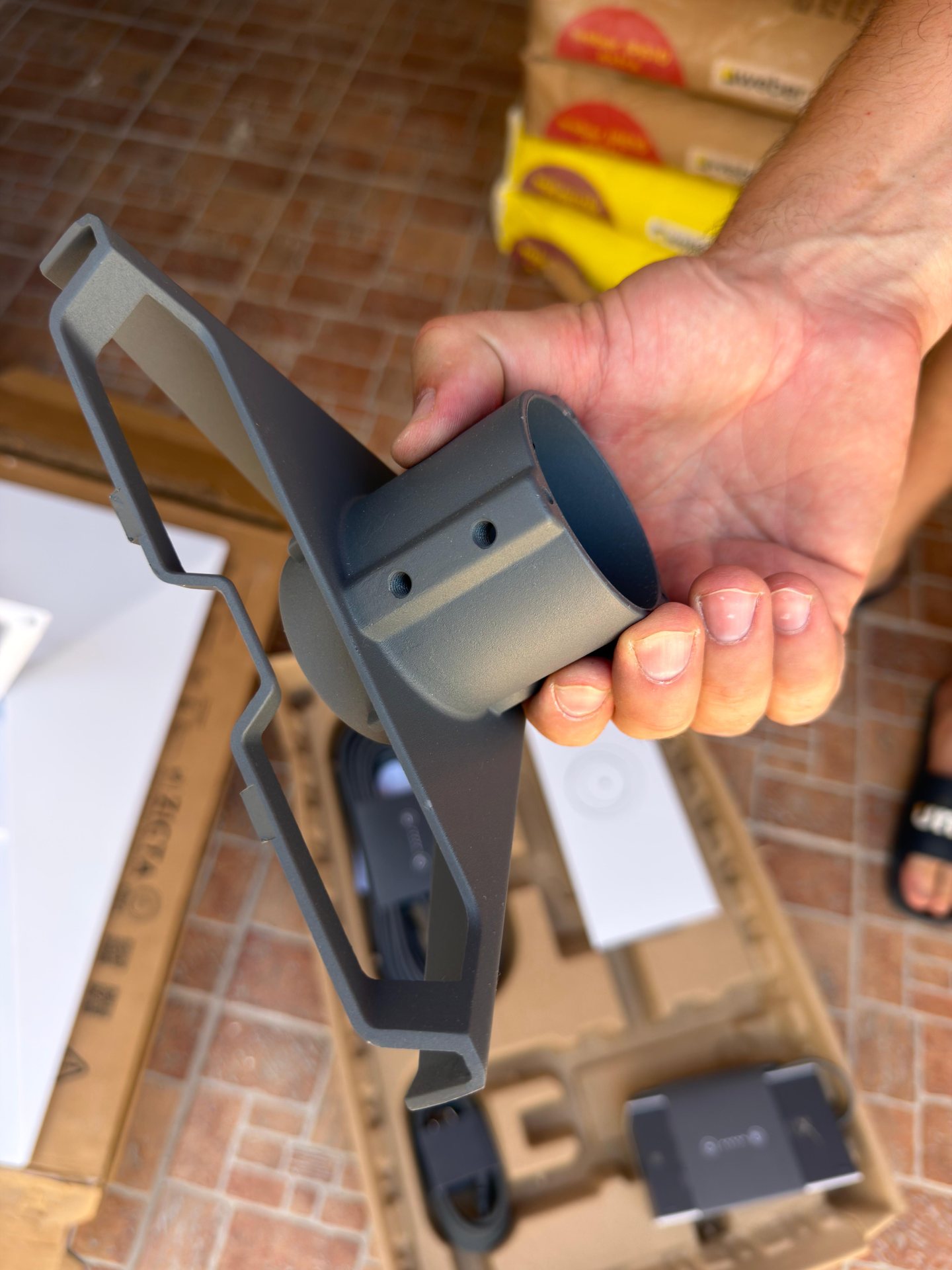 Staffa e supporto del kit Starlink per il fissaggio dell'antenna